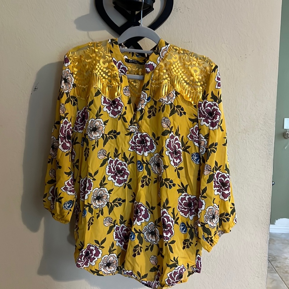 Cure tunic style top with lace detail